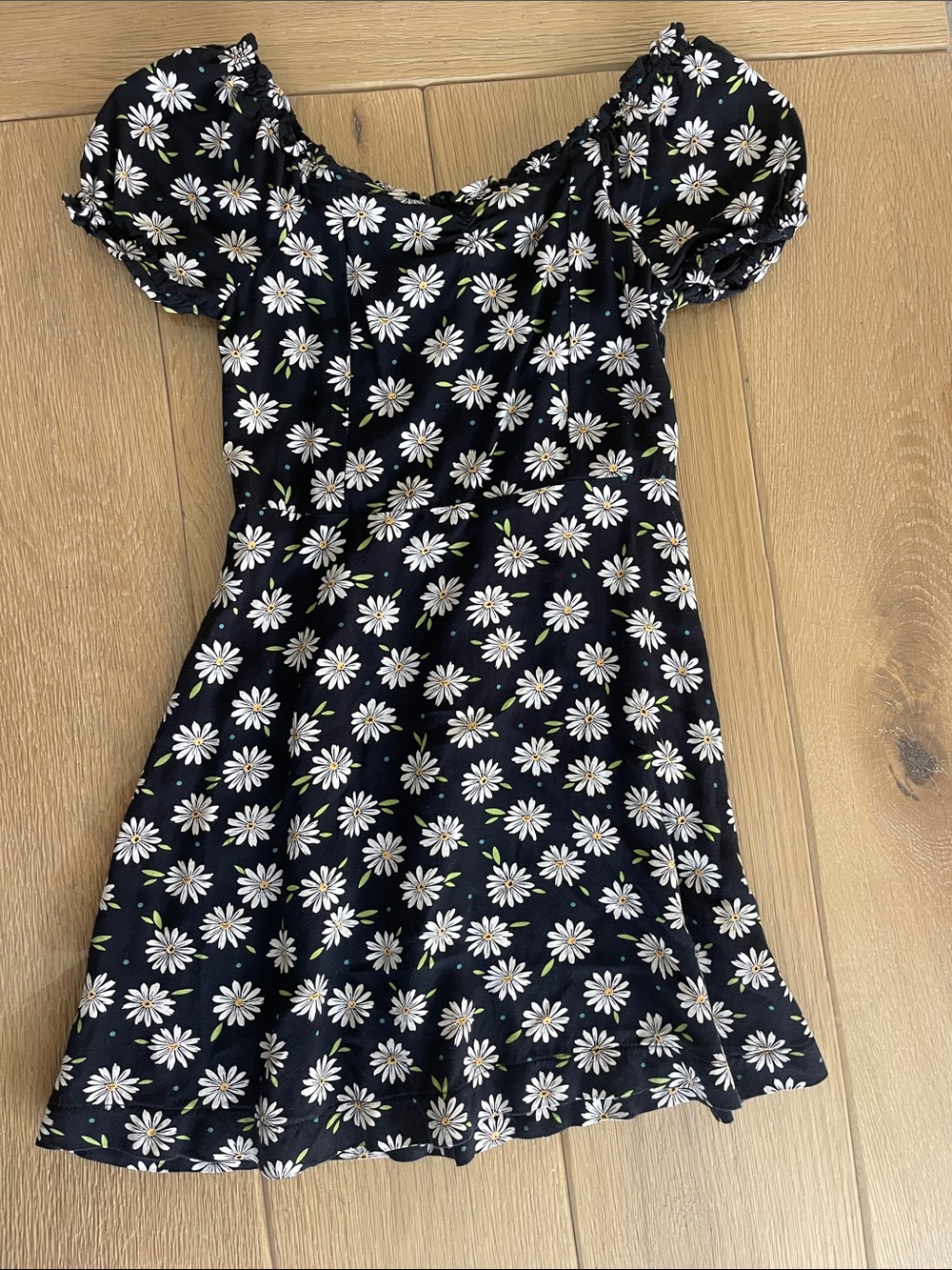 Old Navy Black Daisy Puff Sleeve Casual Dress